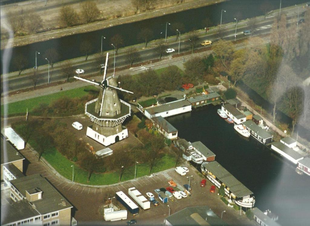 מלון אמסטרדם Houseboat Under The Mill מראה חיצוני תמונה